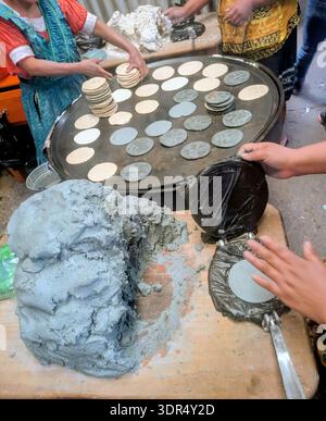 tortillas de maïs bleu à chichicastenango Banque D'Images