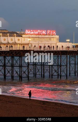 La jetée du palais de Brighton s'illumine le soir en hiver. Sussex, Royaume-Uni Banque D'Images