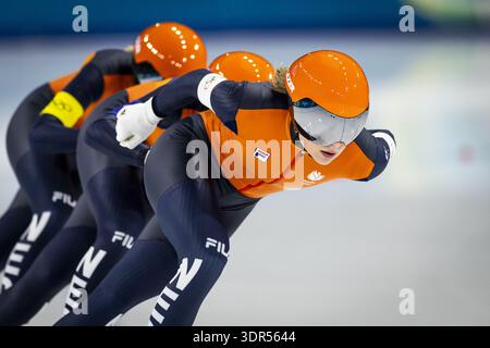 MILAN - Joy Beune en action lors des demi-finales de poursuite par équipe féminine dans l'épreuve de patinage de vitesse sur longue piste au stade de patinage de vitesse de Milan aux Jeux olympiques d'hiver de Milan. ROBIN VAN LONKHUIJSEN / ANP Banque D'Images