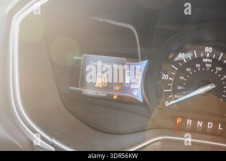 Notification d'alarme de niveau de carburant bas sur l'écran du tableau de bord de la voiture. Symbole d'avertissement indiquant que le réservoir est vide Banque D'Images