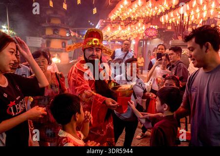 Jakarta, Indonésie. 16 février 2026. Un homme habillé comme le Dieu de la fortune assiste aux célébrations du nouvel an chinois à Tangerang, province de Banten, Indonésie, le 16 février 2026. Crédit : B. Nugraha/Xinhua/Alamy Live News Banque D'Images