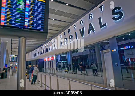 Hall des arrivées internationales au terminal 2 de l'aéroport de Manchester en Angleterre. Banque D'Images