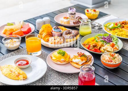 Délicieux petit déjeuner buffet avec œufs benedict, fruits frais, viennoiseries, Banque D'Images