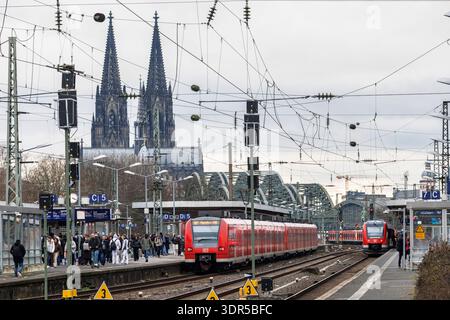 Trains locaux à la gare Messe-Deutz, en arrière-plan la cathédrale, Cologne, Allemagne. Nahverkehrszuege im Bahnhof Messe-Deutz, im Hintergrund der Do Banque D'Images