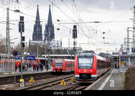 Trains locaux à la gare Messe-Deutz, en arrière-plan la cathédrale, Cologne, Allemagne. Nahverkehrszuege im Bahnhof Messe-Deutz, im Hintergrund der Do Banque D'Images