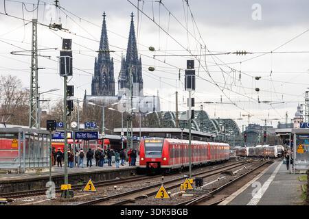 Trains locaux à la gare Messe-Deutz, en arrière-plan la cathédrale, Cologne, Allemagne. Nahverkehrszuege im Bahnhof Messe-Deutz, im Hintergrund der Do Banque D'Images