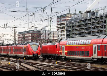Trains locaux près de la gare Messe-Deutz dans le quartier Deutz, Cologne, Allemagne. Nahverkehrszuege nahe Bahnhof Messe-Deutz im Stadtteil Deutz, Koeln, de Banque D'Images