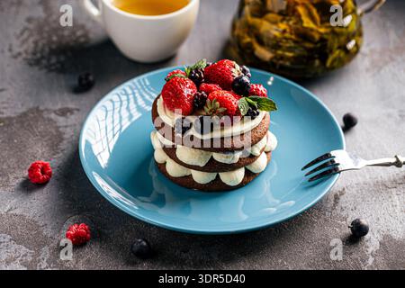 Gâteau au chocolat à la crème et aux baies fraîches Banque D'Images