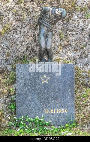 Statue en bronze d'un patriote captif par Vanja Radaus (1954) à Cetinje. Le plan vertical montre la figure liée. Cetinje, Monténégro - 20 juin 2021 Banque D'Images