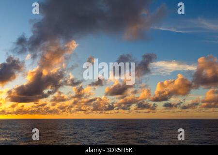 Superbe coucher de soleil sur la mer des Caraïbes en décembre Banque D'Images