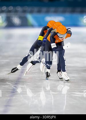 MILAN - Joy Beune, Antoinette Rijpma-de Jong et Marijke Groenewoud en action lors de la finale de poursuite par équipe féminine dans l'épreuve de patinage de vitesse sur longue piste au stade de patinage de vitesse de Milan aux Jeux olympiques d'hiver de Milan. SEM VAN DER WAL / ANP Banque D'Images