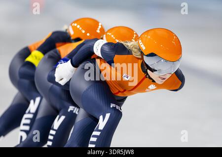 MILAN - Joy Beune, Antoinette Rijpma-de Jong et Marijke Groenewoud en action lors de la finale de poursuite par équipe féminine dans l'épreuve de patinage de vitesse sur longue piste au stade de patinage de vitesse de Milan aux Jeux olympiques d'hiver de Milan. SEM VAN DER WAL / ANP Banque D'Images
