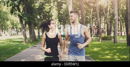 Courir ensemble dans un parc pendant la matinée avec des amis pour le Fitness et le plaisir Banque D'Images