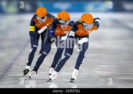MILAN - Joy Beune, Antoinette Rijpma-de Jong et Marijke Groenewoud en action lors de la finale de poursuite par équipe féminine dans l'épreuve de patinage de vitesse sur longue piste au stade de patinage de vitesse de Milan aux Jeux olympiques d'hiver de Milan. SEM VAN DER WAL / ANP Banque D'Images