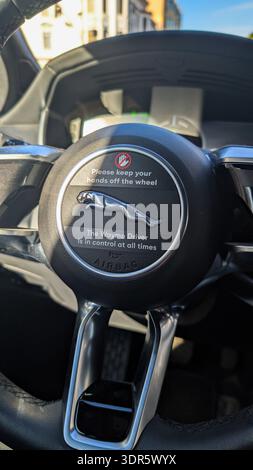 SAN FRANCISCO, CALIFORNIE - 18 JANVIER 2026 : vue rapprochée du volant à l'intérieur d'une Jaguar Waymo autonome Banque D'Images