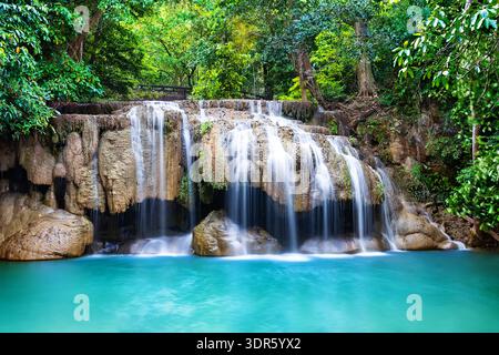 Cascade d'Erawan dans la forêt tropicale du parc national de Kanchanaburi en Thaïlande. Belle cascade avec de l'eau émeraude. Banque D'Images