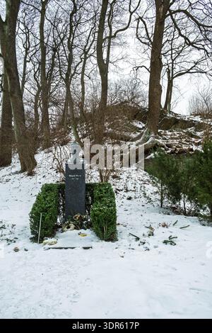 La tombe d'Edvard Munch dans la neige est couverte de Vår Frelsers Gravlund (cimetière de notre Sauveur) à Oslo, Norvège Banque D'Images