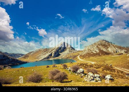 Magnifique paysage de montagne. Parc national des pics d'Europe (Picos de Europa). Un lac glaciaire énol. Asturies, Espagne, Europe Banque D'Images