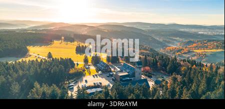 Le belvédère Kralovka offre une vue imprenable sur les montagnes de Jizera en Tchéquie. Les couleurs automnales peignent le paysage tandis que la lumière du soleil illumine les environs sereins. Banque D'Images