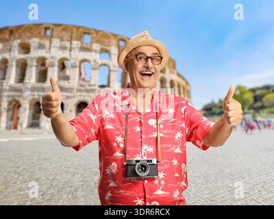 Touriste chevronné joyeux faisant des gestes devant le colisée de Rome Banque D'Images