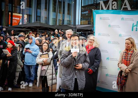 Célébrations du nouvel an lunaire 2026 à Time Square de Warrington pour accueillir l'année du cheval. Les Hongkongers de Warrington organisent un spectacle avec Dragon Dancing, stands traditionnels proposant des objets d'art et d'artisanat, jouets et cadeaux chinois, et nourriture de rue. Les jeux classiques du carnaval de Hong Kong étaient disponibles parallèlement à des expériences culturelles telles que FAI Chun, l'écriture de calligraphie chinoise et le discours de fortune. Le chef de Warrington Hongkongers parle à la foule. Crédit : John Hopkins/Alamy Live News Banque D'Images