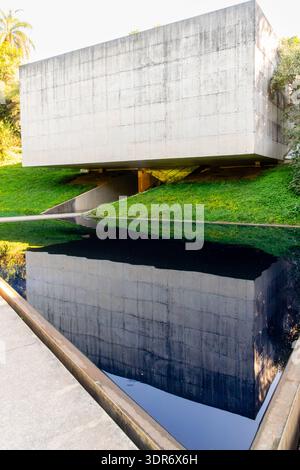 Le Blind Building, situé à Brumadinho, Minas Gerais stade, Brésil, a été conçu par l'architecte Rodrigo Cerviño. Il abrite des œuvres de l'artiste Adriana va Banque D'Images