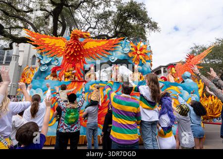 La Nouvelle-Orléans, États-Unis. 17 février 2026. Riders on a Krewe of Rex float Toss lance aux fêtards alors que le défilé mardi gras roule sur Charles Avenue à la Nouvelle-Orléans. Crédit : SOPA images Limited/Alamy Live News Banque D'Images