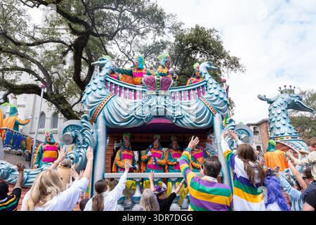 La Nouvelle-Orléans, États-Unis. 17 février 2026. Riders on a Krewe of Rex float Toss lance aux fêtards alors que le défilé mardi gras roule sur Charles Avenue à la Nouvelle-Orléans. Crédit : SOPA images Limited/Alamy Live News Banque D'Images