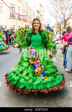 Loule, Algarve Portugal — Carnaval 17 février 2026 — Une femme animée de participants costumés sourient pour une photo pendant le célèbre défilé du carnaval de Loulé Banque D'Images