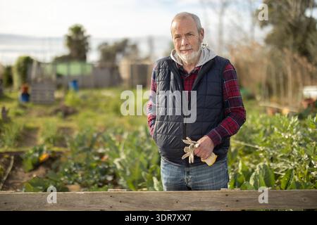 Portrait d'agriculteur mature positif dans le champ d'agriculteur Banque D'Images