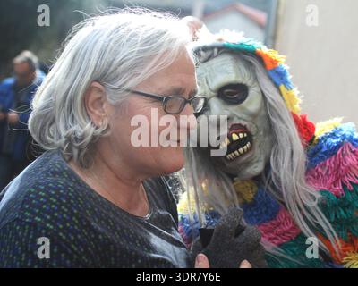 À Vila Boa, Vinhais - Braganca, Portugal, le 17 février, la paroisse de Vila Boa célèbre son Entrudo avec couleur, tradition et joie dans l'une des fêtes les plus authentiques de Tras-os-Montes. Organisé par l’Associacao Desportiva e Cultural de Vila Boa, avec le soutien de la Junta de Freguesia de Vila Boa de Ousilhao et de la Camara Municipal de Vinhais, l’événement remplit les rues de personnages masqués, de costumes colorés et de traditions ancestrales qui rassemblent la communauté. (Photo de Raurino Monteiro/NurPhoto) Banque D'Images