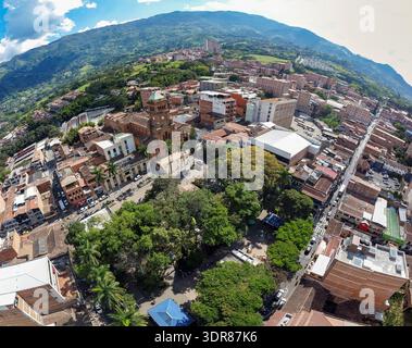 Girardota, Antioquia - Colombie. 30 décembre 2025. Vue aérienne de drone, avec une température de 22 degrés Celsius. Banque D'Images