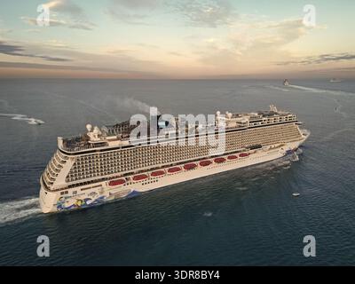 Miami, Floride, États-Unis - 11 janvier 2025 : compagnie de croisière norvégienne. Excursion en bateau de croisière et voyage en mer. Bateau quittant le port de Miami Beach. Norwegian Escape Banque D'Images