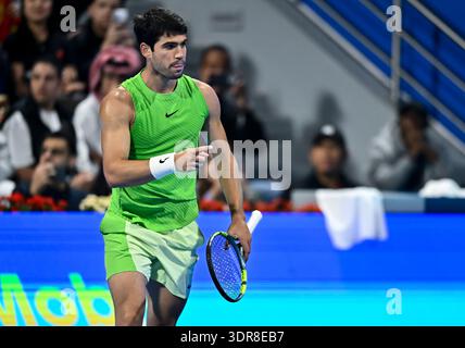 Doha, Qatar. 17 février 2026. Carlos Alcaraz, d'Espagne, réagit après avoir gagné contre Arthur Rinderknech, de France (pas en vue) lors de leur match en simple masculin de 32 au tournoi ATP Qatar ExxonMobil Open 2026 au Khalifa International Tennis Complex. Carlos Alcaraz a gagné contre Arthur Rinderknech 6-4, 7-6. ? ? Crédit : SOPA images Limited/Alamy Live News Banque D'Images