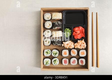 Délicieux plateau de sushi avec divers rouleaux avec wasabi et gingembre dans un comptoir alimentaire Banque D'Images