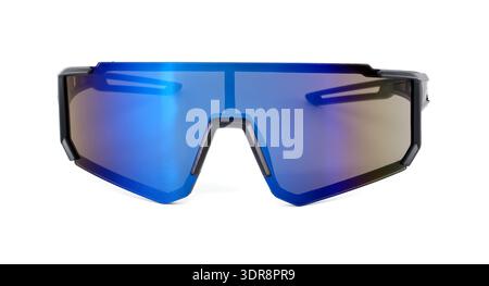 Les lunettes de soleil sport futuristes sont dotées d'un design enveloppant avec des verres miroir bleu vif et une monture noire élégante, parfaites pour les styles de vie actifs Banque D'Images