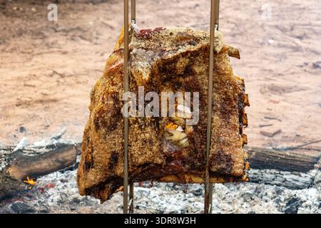 Gros plan de côtes de bœuf développant une croûte dorée lors de la torréfaction sur un feu ouvert à Florestopolis Parana Brésil Banque D'Images
