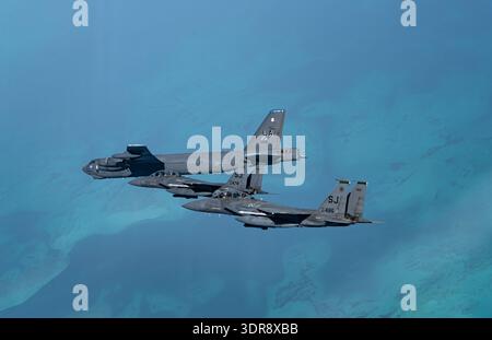 Un B-52 Stratofortress de l'US Air Force de la base aérienne de Barksdale vole en formation avec le F-15E Strike Eagles au-dessus de la zone de commandement central des États-Unis de R. Banque D'Images