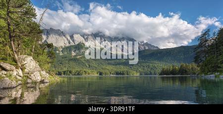 Vue sur le lac Eibsee, les montagnes Wetterstein avec le Zugspitze en arrière-plan, nuages se déplaçant à travers les sommets, Grainau, Garmisch-Partenki Banque D'Images