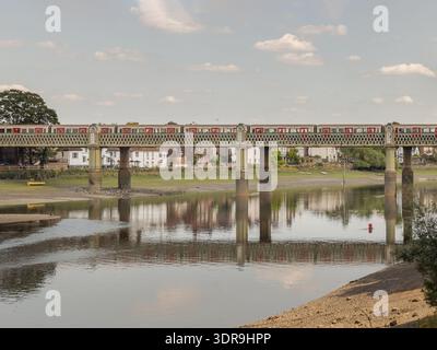 Londres, Royaume-Uni - 16 juin 2025 - alors que la soirée descend, le pont ferroviaire de Kew se dresse comme une sentinelle victorienne robuste au-dessus de la Tamise en verre. Ses cinq wro Banque D'Images