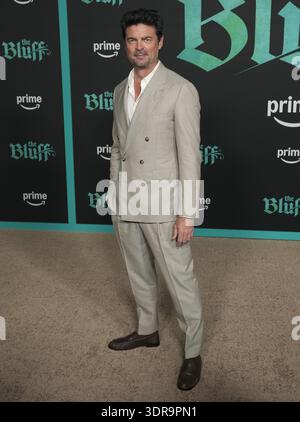 Los Angeles, États-Unis. 17 février 2026. Karl Urban arrive à l'Amazon Prime Video's THE BLUFF World Premiere tenue au TCL Chinese Theatre à Hollywood, CA le mardi 17 février 2026. (Photo de Sthanlee B. Mirador/Sipa USA) crédit : Sipa USA/Alamy Live News Banque D'Images