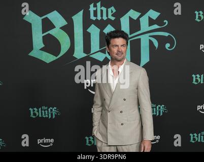 Los Angeles, États-Unis. 17 février 2026. Karl Urban arrive à l'Amazon Prime Video's THE BLUFF World Premiere tenue au TCL Chinese Theatre à Hollywood, CA le mardi 17 février 2026. (Photo de Sthanlee B. Mirador/Sipa USA) crédit : Sipa USA/Alamy Live News Banque D'Images