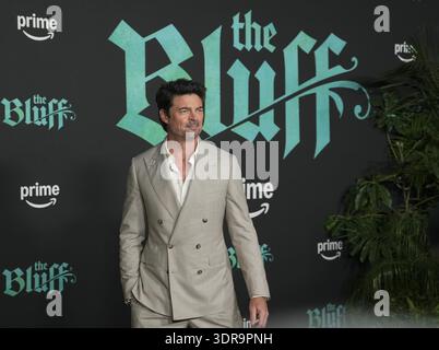 Los Angeles, États-Unis. 17 février 2026. Karl Urban arrive à l'Amazon Prime Video's THE BLUFF World Premiere tenue au TCL Chinese Theatre à Hollywood, CA le mardi 17 février 2026. (Photo de Sthanlee B. Mirador/Sipa USA) crédit : Sipa USA/Alamy Live News Banque D'Images