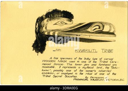 Cette estampe, réalisée entre 1886 et 1968, représente un masque en bois sculpté utilisé dans les danses cérémonielles kwakiutl. Le masque est conçu sous la forme du mythique oiseau Galukwiwi, représentant le symbolisme spirituel et culturel dans les traditions kwakiutl. L'image est imprimée à partir d'une photographie et démontre la documentation d'objets rituels autochtones d'Amérique du Nord, l'utilisation cérémonielle et l'artisanat artistique de masques en bois sculptés du Nord-Ouest Pacifique. Banque D'Images