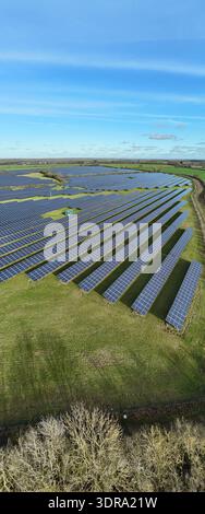 Vue aérienne de panneaux solaires brillants sous le ciel, soigneusement disposés en rangées à travers le paysage verdoyant de Hartwell Solar Farm, Milton Keynes, Uni Banque D'Images