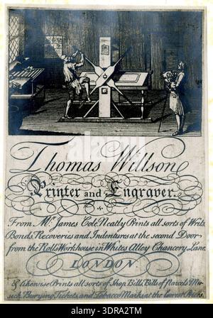La carte commerciale de Thomas Willson, imprimeur à la deuxième porte de la Rolls Workhouse à Whites Alley, Chancery Lane, Londres, datant des années 1760-1780, montre un homme qui fait fonctionner une presse à imprimer tandis qu'une autre figure se tient à droite tenant une feuille imprimée. La carte présente une typographie décorative et une mise en page, mettant l'accent sur la promotion commerciale, l'identité professionnelle et le commerce urbain. Il illustre les pratiques d'impression du XVIIIe siècle, les activités d'atelier et la représentation visuelle des techniques d'impression. Banque D'Images