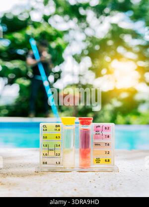 Kit testeur pH eau piscine sur le bord de la piscine. Kit testeur pour mesurer le chlore et le ph dans les piscines Banque D'Images