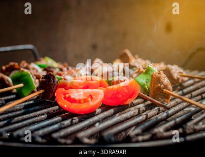 Brochettes de rôti de boeuf sur un gril, brochettes de rôti de boeuf grillant sur un gril, concept de rôti de boeuf Banque D'Images