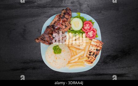 Assiette de poulet rôti avec riz et frites sur table en bois, vue de dessus de l'assiette de poulet rôti avec riz et français f Banque D'Images