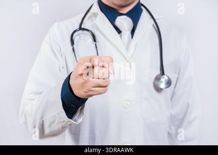 Docteur méconnaissable pointant la caméra. Les mains du docteur pointant sur vous isolé, le docteur des doigts pointant sur vous Banque D'Images